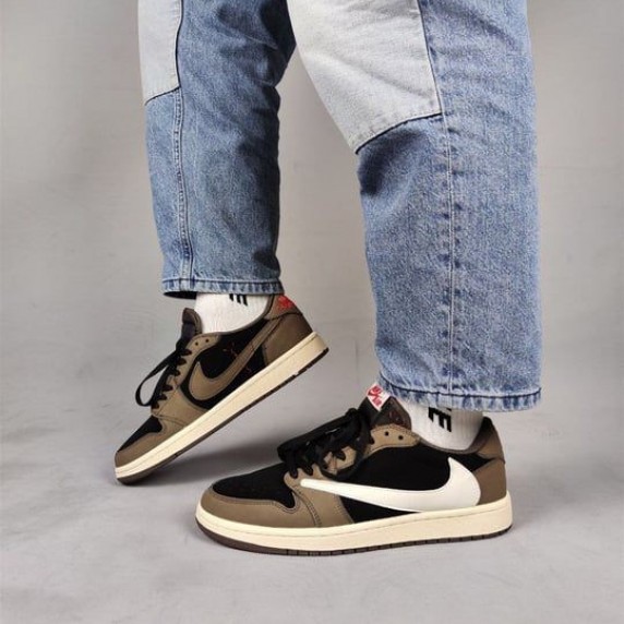 Nike Travis Scott Reverse Swoosh Dark Mocha Elagance