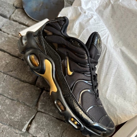 Nike Air Max Plus Black Metallic Gold